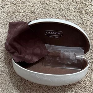 COACH - Sunglasses Case and cleaning Cloth